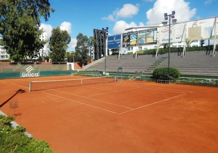 Service sur terrain en terre battue du COC, Casablanca